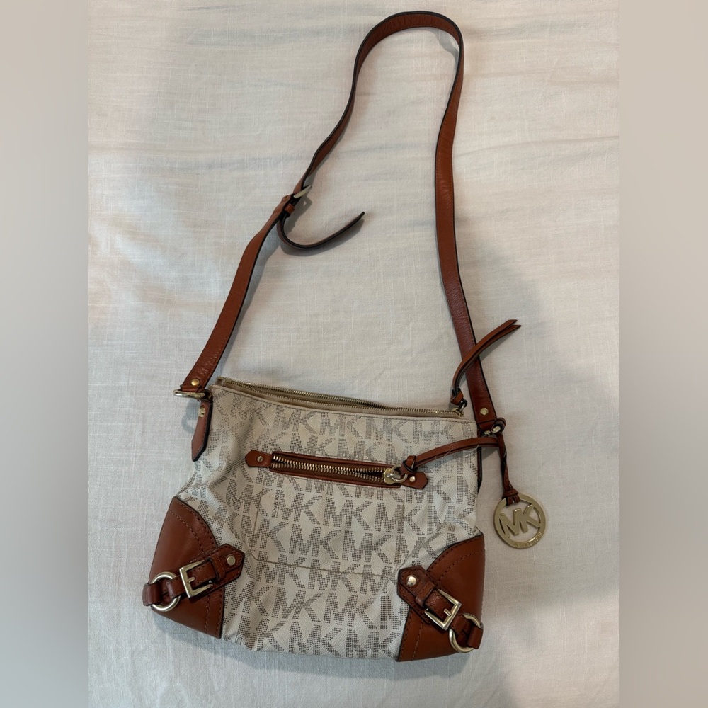 Micheal Kors purse! minimal - no wear and tear!